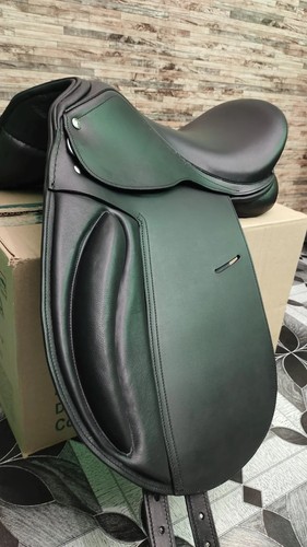 Dressursattel aus schwarzem